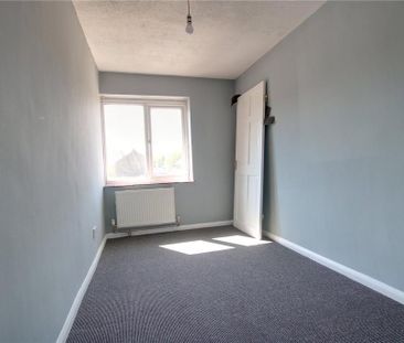 3 bedroom end of terrace house to rent - Photo 2
