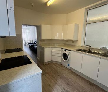 5 bedroom end of terrace house to rent - Photo 4