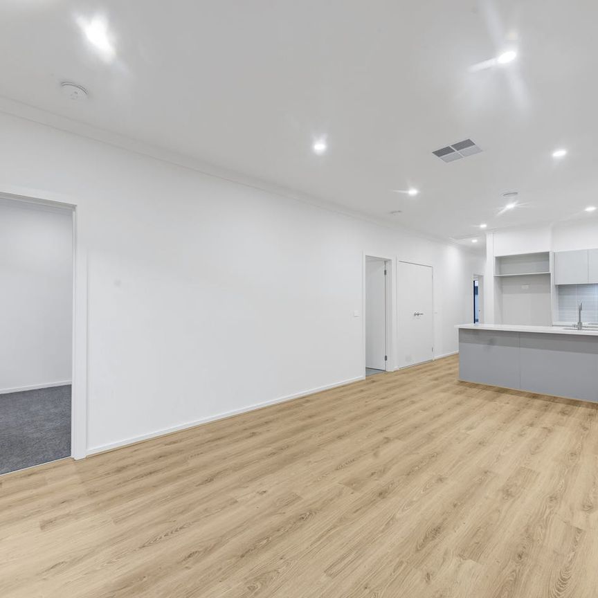 Brand new modern house in Mickleham - Photo 1