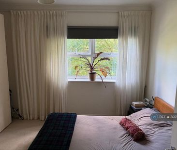 1 bedroom in a flat share to rent - Photo 2