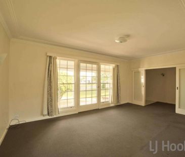 BRICK VENEER SPACIOUS HOME CLOSE TO CBD - Photo 6