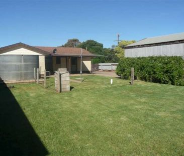 Neat and Tidy 3 Bedroom Home - Photo 5