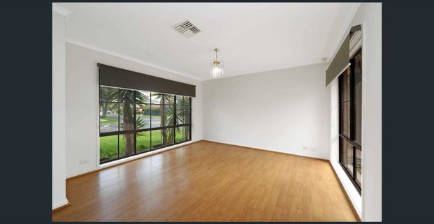 BEAUTIFUL 3 BEDROOM HOME IN FANTASTIC LOCATION! - Photo 1