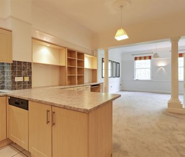 A 3 Bedroom Flat in Montpellier GL50 1QG - Photo 2