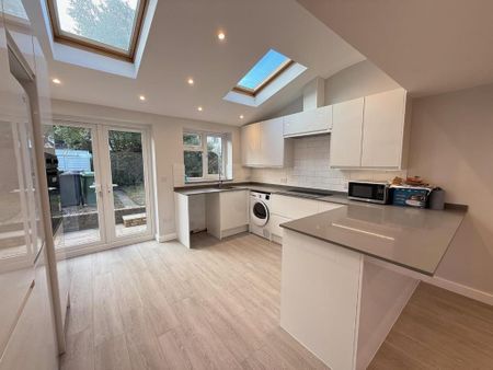 4 bedroom end of terrace house to rent - Photo 3