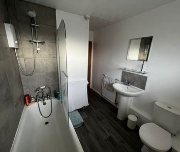 Room in a Shared Flat, Hanford Close, SW18 - Photo 5