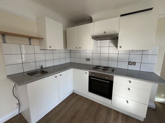 3 bed apartment to rent in St Peters Road, BH1 - Photo 1
