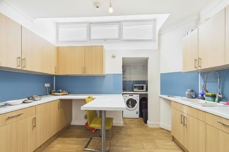 4 bedroom Flat in Farnborough Road, Farnborough - Photo 3