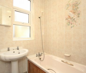 Hedgeley, Woodford Avenue, Ilford IG4 - Photo 6