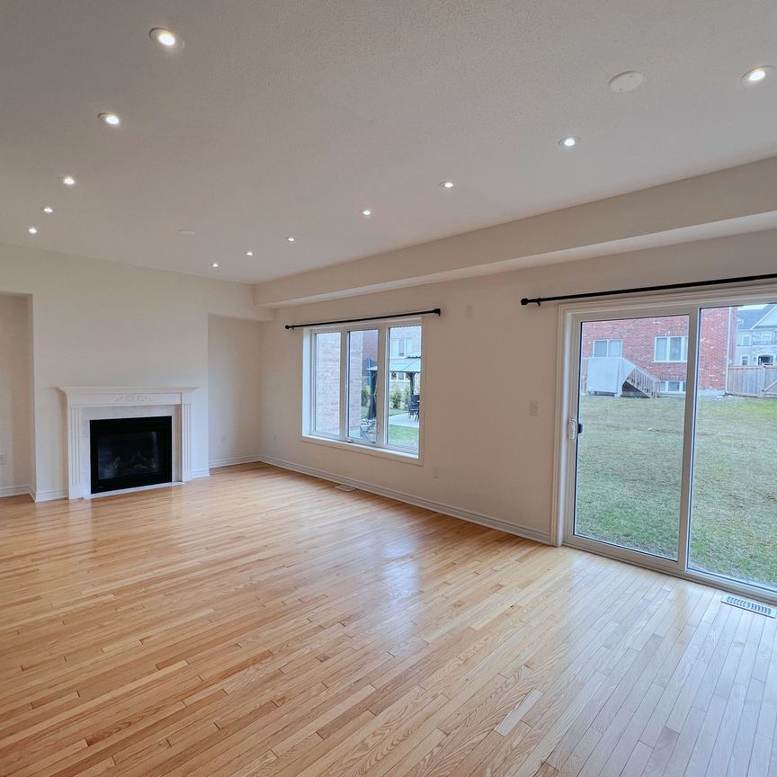 For Lease - 37 Kavanagh Avenue, East Gwillimbury, Ontario - Photo 1