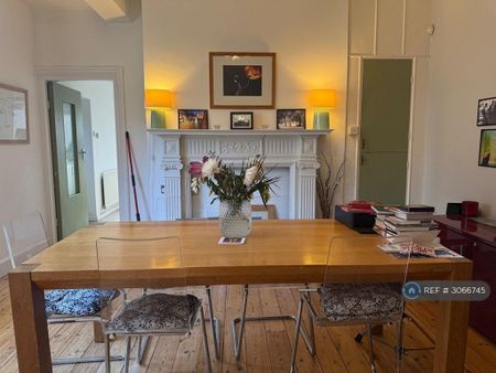 1 bedroom in a flat share to rent - Photo 3