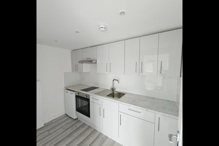 2 Bed Flat, London, NW11 - Photo 2