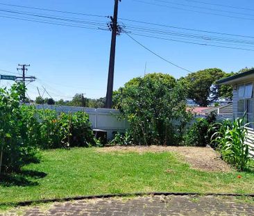 Charming 4BR House in Te Atatu - Photo 4