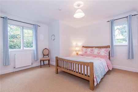 This two bedroom ground floor apartment is located less than a mile from Oxford Parkway. This property is offered furnished, available from 05.01.2026. - Photo 3
