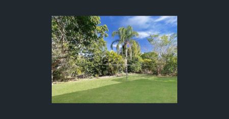 Conveniently located near schools, shopping centre and public transport - Photo 4