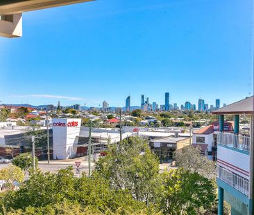 Spacious 3-bedroom Apartment With City Views - Photo 2