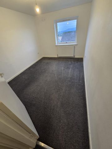 3 bedroom flat to rent - Photo 3
