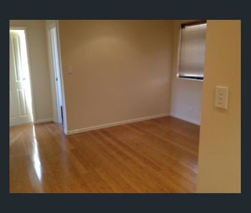 STUNNING THREE BEDROOM, TWO BATHROOM TOWNHOUSE! - Photo 3