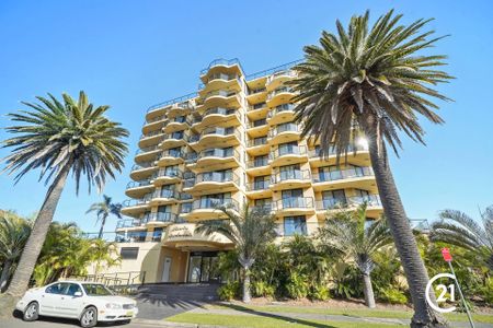 Modern Furnished Apartment with Stunning Ocean & Lake Views - Photo 3