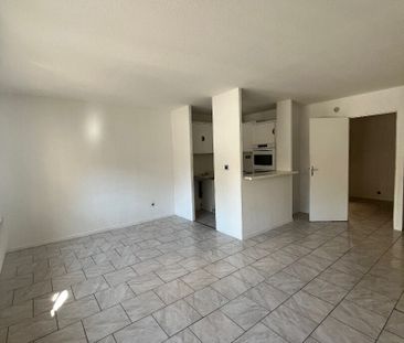 CHATEAURENARD - T2 avec place de parking, sans extérieur, - Photo 3
