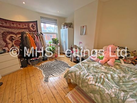 3 Bedroom Mid Terraced House for rent in Beechwood View - Photo 4