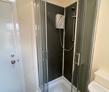 1 bedroom in a flat share to rent - Photo 3