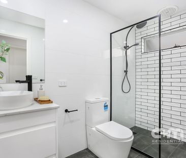 MODERN & CONTEMPORARY LIVING - Photo 6