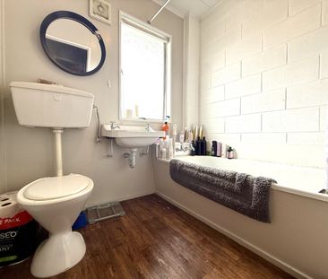 Fantastic Split Level 2 Bedroom Unit - Photo 5