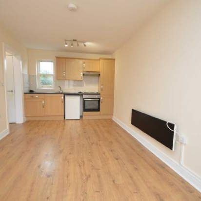 1 bedroom property to rent in Addlestone - Photo 3