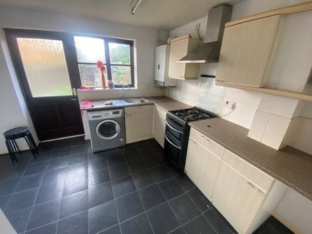 Poppyfields, Bedford, MK41 - Photo 3