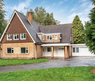 A four bedroom detached family home in a cul-de-sac location. - Photo 2