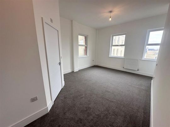 3 bedroom flat to rent - Photo 1