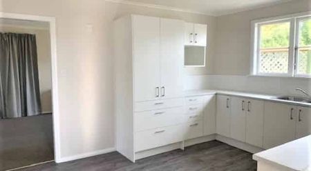 SHANNON - 3 BEDROOMS - Photo 2