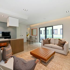 A stunning two bedroom property boasting an extremely modern finish throughout in a prime central London location. - Photo 2