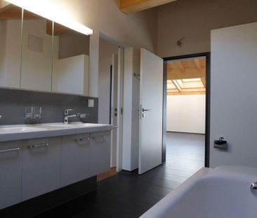moderne 4 1/2-Zimmer-Dachwohnung mit Holzofen und Balkon - Foto 5