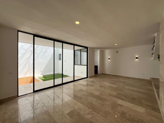 RENTA CASA EQUIPADA CON ROOF TOP EN PRIVADA EN TEMOZON NORTE - Photo 1