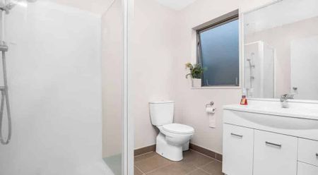 For Rent: Immaculate Four-Bedroom Family Home in Takanini - Photo 4