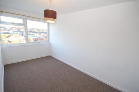 3 bedroom Flat to let - Photo 3