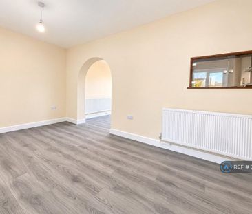 4 bedroom end of terrace house to rent - Photo 1