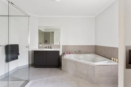 Immaculate family home in Epsom - Photo 5