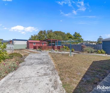 Spacious house with large shed - Photo 5