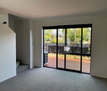 Brand new home, walking distance to the University! - Photo 1