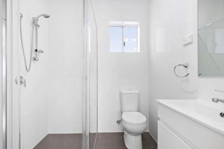 CENTRAL, PRIVATE LIVING - 2 BEDROOM GRANNY FLAT - Photo 5