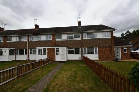 Bedroom Terraced House In Guildford, GU2 - Photo 4