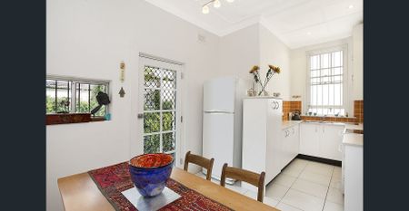 Spacious Apartment Steps to Clovelly Beach - Photo 4