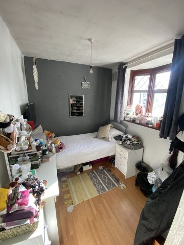 3 Bed Semi-Detached House, Steeplestone Close, N18 - Photo 3