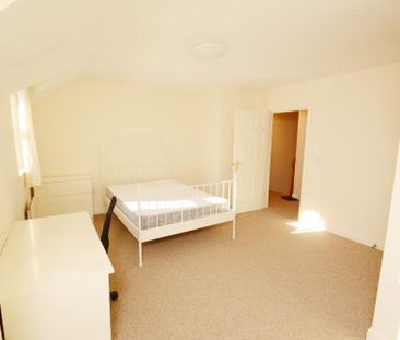 4 bedroom semi-detached house to rent - Photo 2