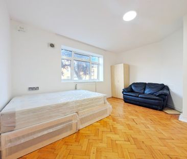 Studio Flat, Denman House, N16 - Photo 3