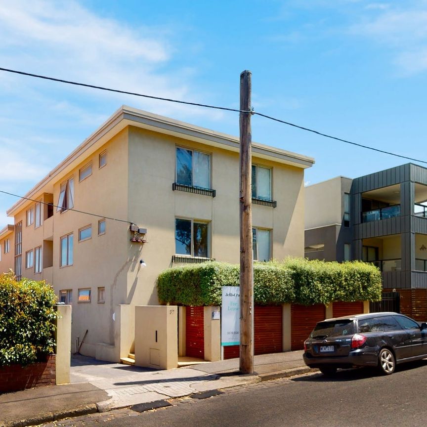 Spacious 2 Bedroom Apartment Close to Everything - Photo 1