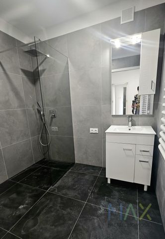 Swieżo wyremontowane 2 pokoje z dużym balkonem - Zdjęcie 4